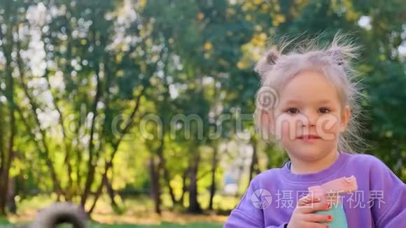 公园里的一个小女孩拿着热水瓶视频