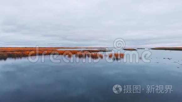 在夕阳下沿着湖面滑行。 加拿大马尼托巴省北湖