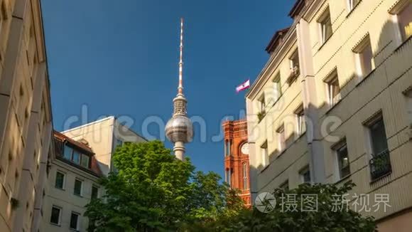 柏林，德国-五月，2019年：柏林历史市中心的时间推移视图，旧的著名建筑附近的斯普里河