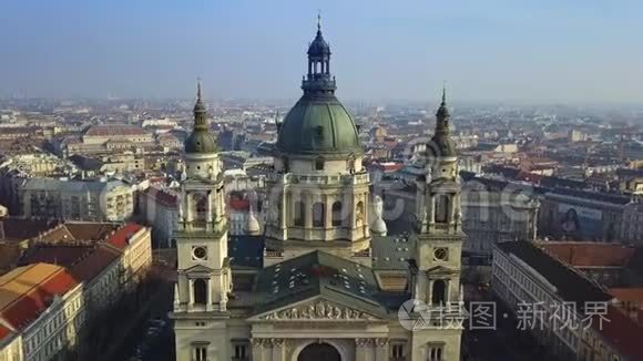 匈牙利布达佩斯-无人驾驶飞机飞越美丽的圣斯蒂芬`巴西利卡上空的4K空中镜头