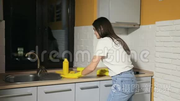 女孩清洁厨房