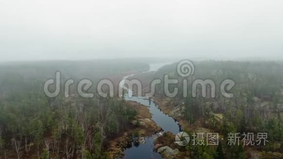 照相机接近被森林和水上方浓雾覆盖的地平线。 加拿大马尼托巴省麦克吉利夫雷瀑布