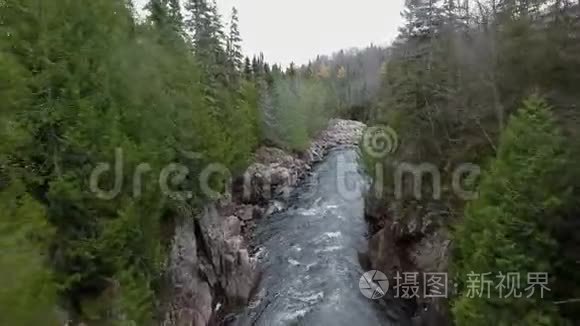 河流、山脉和茂密的秋林弯曲的空中镜头。 Aguasabon瀑布，加拿大安大略省