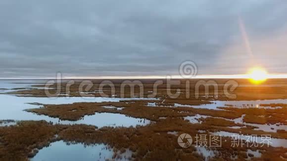 无人机照相机拍摄地平线上长满了湖水和日落。 加拿大马尼托巴省北湖