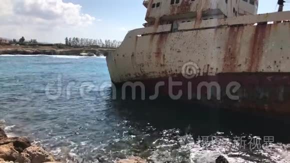 海浪拍打着塞浦路斯废弃的商船.. 清澈的大海、层状岩石和美丽的景色