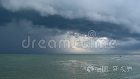 波涛汹涌的蓝海，沙美岛苏梅岛的沙岸，雨季，泰国。 飓风和风暴警报