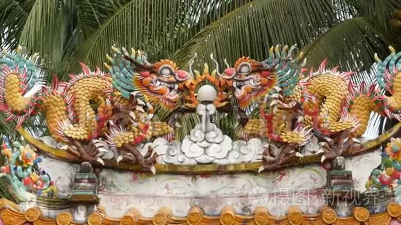 宗教色彩斑斓的龙雕.. 以中国传统风格装饰的寺庙。 艺术建筑