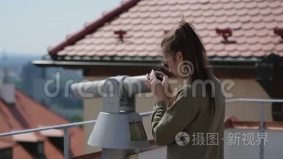 女人正在用望远镜观察城市的地标