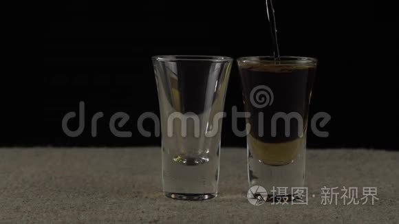 威士忌倒入两杯