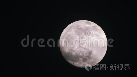 阴天夜的满月。 云过月，实时拍摄..