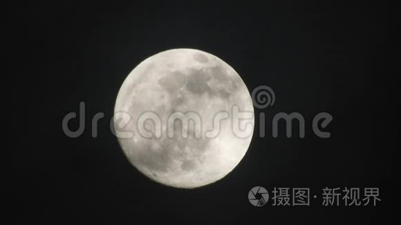 阴天夜的满月。 云过月，实时拍摄..