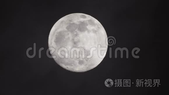 阴天夜的满月。 云过月，实时拍摄..