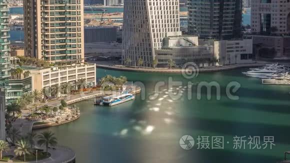 迪拜海滨住宅和办公室摩天大楼的空中景观，带海滨时代