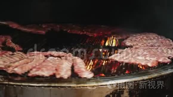 厨师在烤架上布置新鲜腌制排骨视频