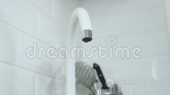 厨房水槽管道连接水龙头浇水口视频