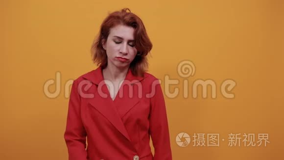 不开心的女人侧着身子，把手放在背上，肌肉疼痛。