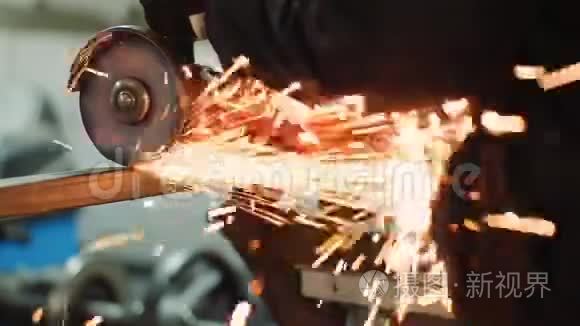 工业工人用角磨机打磨金属
