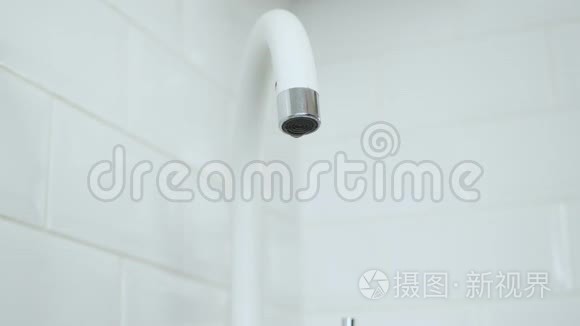 厨房水槽管道连接水龙头浇水口视频