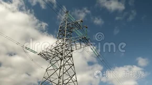 传送塔。 电力塔。 高压塔和电线对抗美丽的天空。 与蓝天对抗的电源线