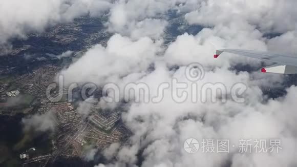 一架飞机在云层上空盘旋
