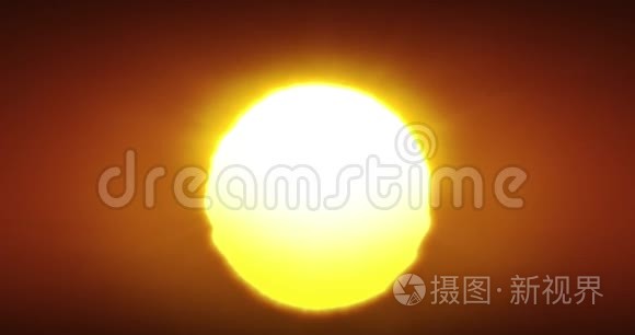 美丽的清晰大日出或日落特写镜头。 大红热太阳温暖空气扭曲地平线以上