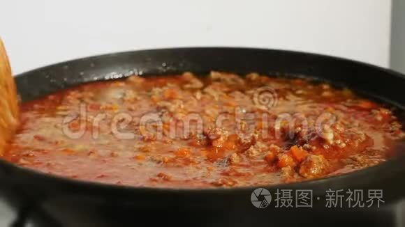 锅内烹煮及搅拌腊肉酱视频