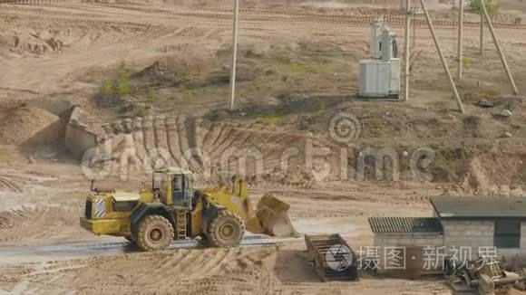 阴天的沙石碴场卡车机械工程视频