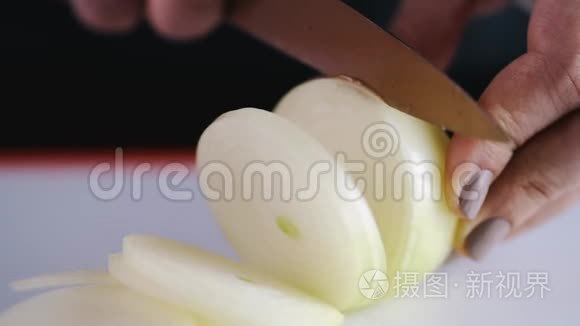 洋葱正在用刀子切视频