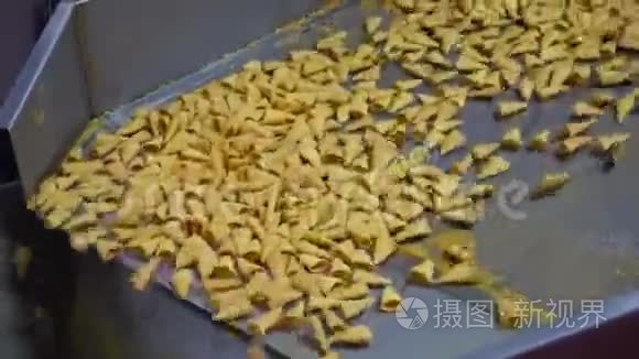 坚果鹰嘴豆片和各种小吃厂视频