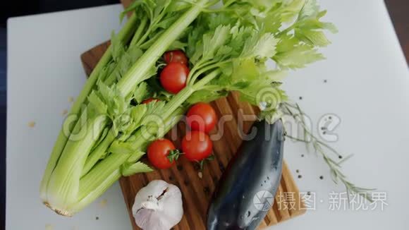 厨房餐桌上的围板上的新鲜蔬菜视频