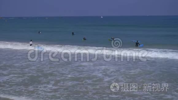 一群冲浪者坐在水里视频