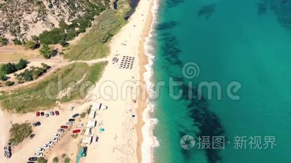 鸟瞰希腊提格尼亚海滩。