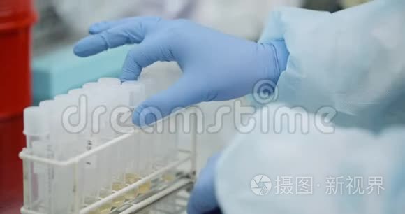 在实验室做实验的女科学家