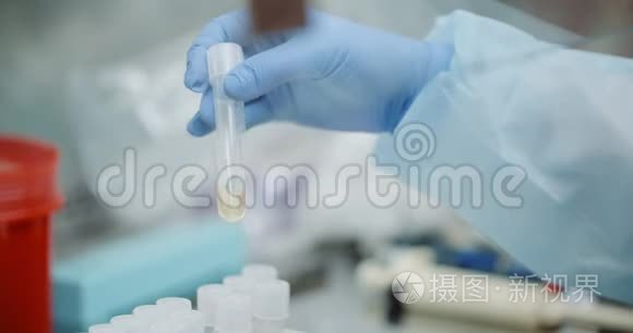 在实验室做实验的女科学家视频