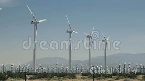 加州棕榈泉附近的风力涡轮机视频