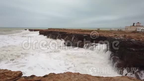 海浪摧毁危险的岩石海岸视频