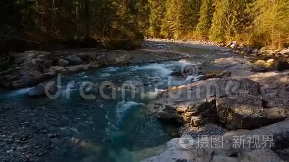 加拿大山景中美丽的河景视频