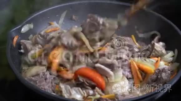 在锅中加入美味的蔬菜炒肉视频