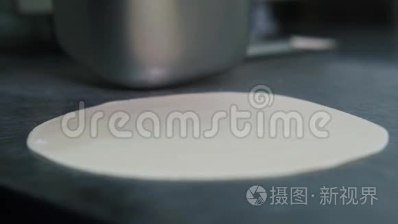 食品视频概念。 厨师做Khinkali。 格鲁吉亚民族美食。 把肉放在面团上做卡其利。