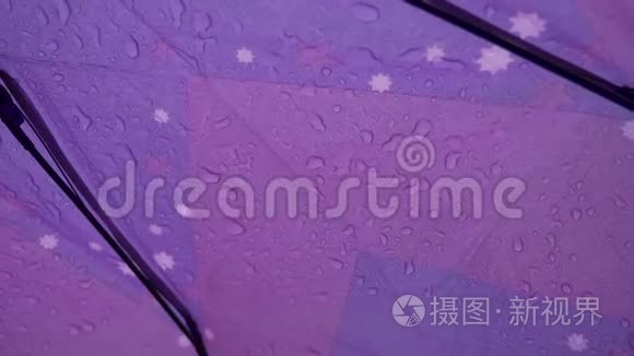 水滴在雨伞上视频