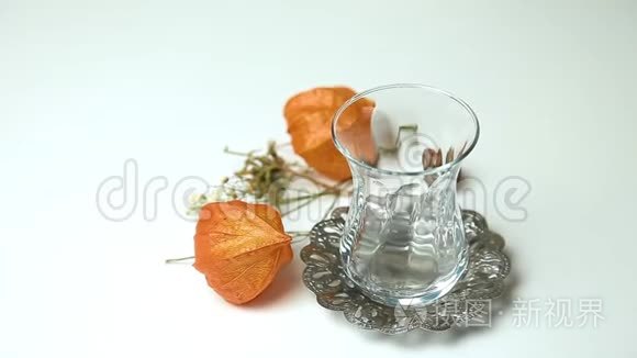 土耳其茶倒在白色桌子上的玻璃杯里