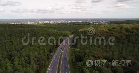 无人驾驶飞机的高速公路景观和城市全景