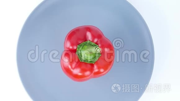 红铃椒在盘子上旋转。 食物。