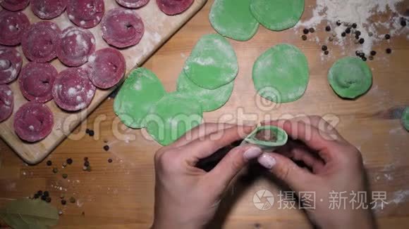 做绿色的饺子