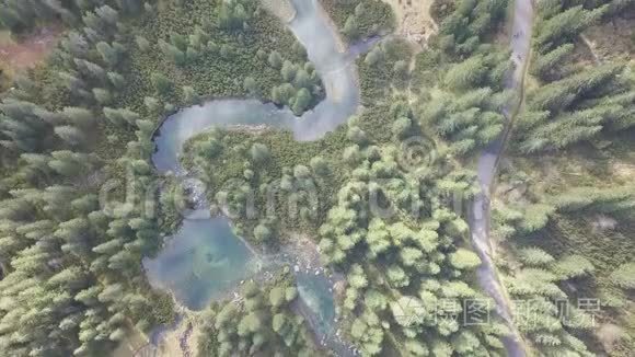 鸟瞰塔特拉山的小湖泊和河流视频