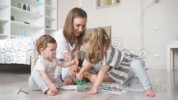 年轻的父母花时间和孩子在一起，他们帮助他们做家庭作业