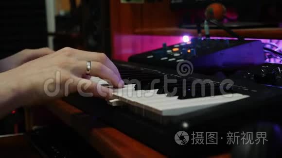 手在家里的音乐工作室里弹钢琴。 关闭音乐家为音乐专辑创作新歌曲。 录音研究