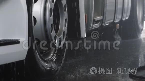 水滴从卡车上流下来。 洗洗车在慢动作。