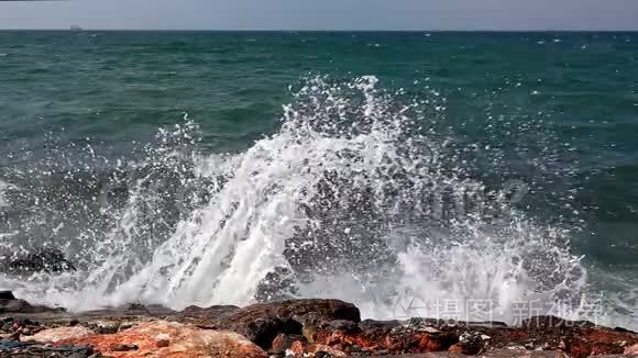 海波撞击岩石