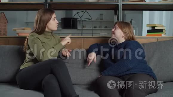 快乐的雌性在室内使用手语说话视频